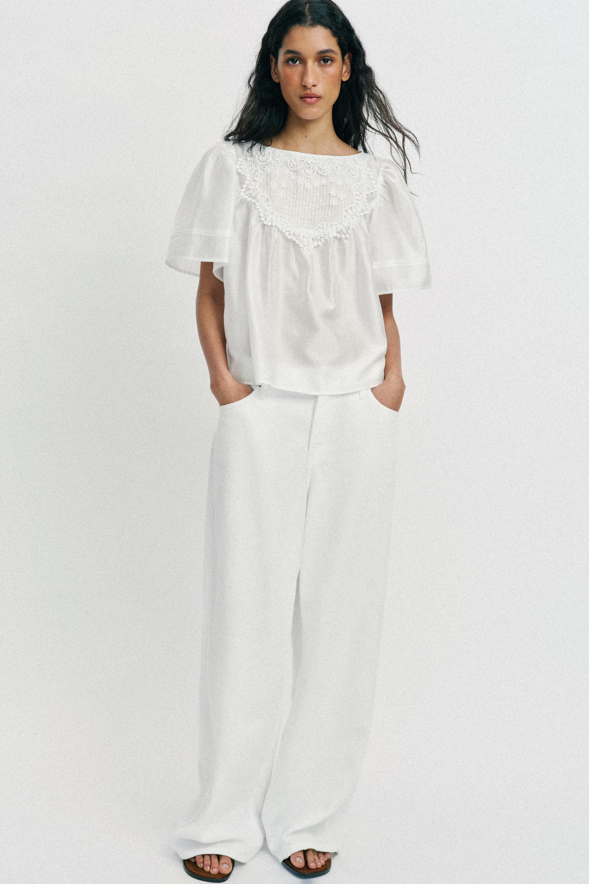 BLOUSE BRODÉE MANCHES COURTES